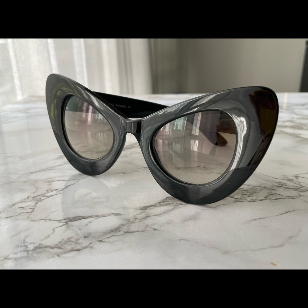 Exaggerated Black Cat Eye Sunglasses